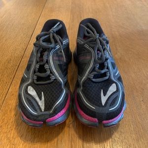 Brooks pureflow tennis shoes